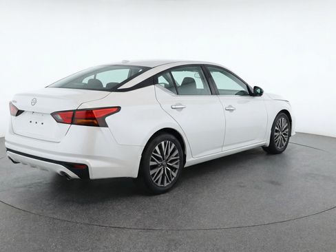 Used 2025 Nissan Altima 2.5 SV FWD image 9