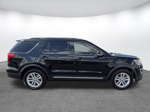 Used 2017 Ford Explorer XLT image 3