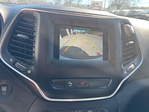 Used 2019 Jeep Cherokee Latitude Plus image 16