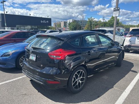 Used 2016 Ford Focus SE w/ SE Sport Package FWD image 3