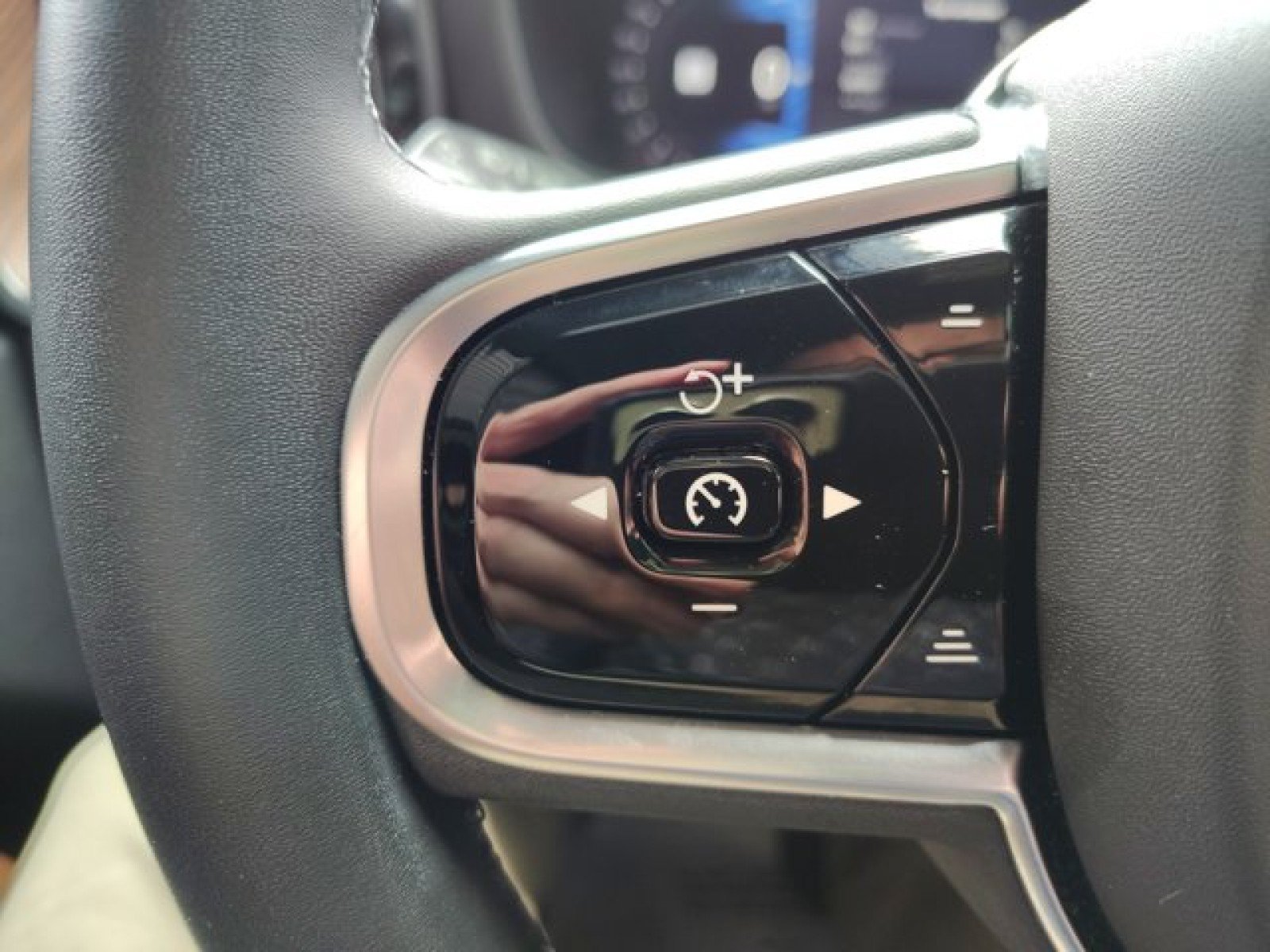 Used 2023 Volvo XC60 B5 Plus w/ Climate Package FWD image 28