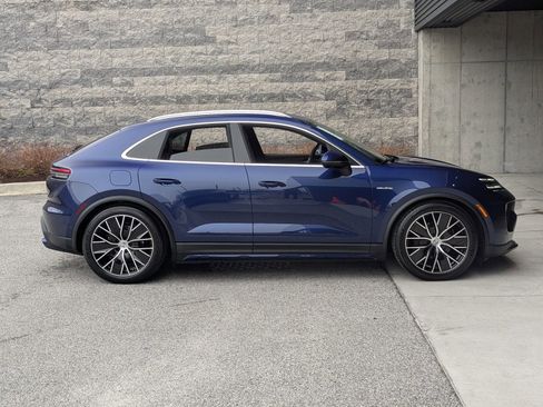 New 2026 Porsche Macan 4 Electric AWD/4WD image 8