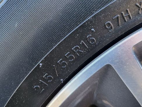 Used 2018 Ford Focus SE w/ SE Appearance Package image 12