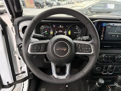 Used 2025 Jeep Wrangler Unlimited Sahara AWD/4WD image 22