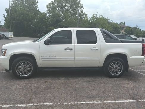 Used 2009 Chevrolet Avalanche LTZ AWD/4WD image 2