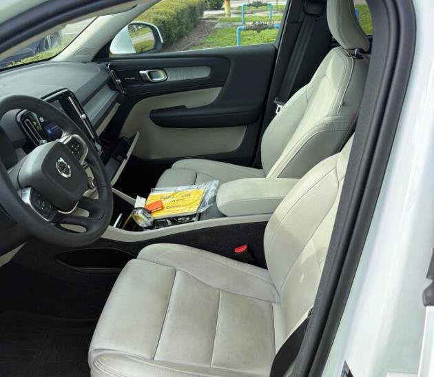 Used 2024 Volvo XC40 B5 Plus w/ Protection Package Premier AWD/4WD image 3