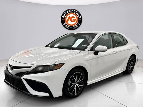 Used 2024 Toyota Camry SE FWD image 3