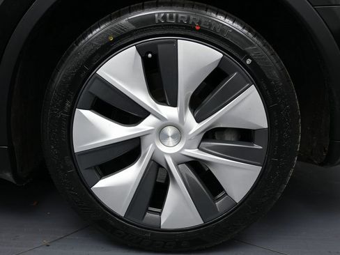 Used 2022 Tesla Model Y Long Range image 11