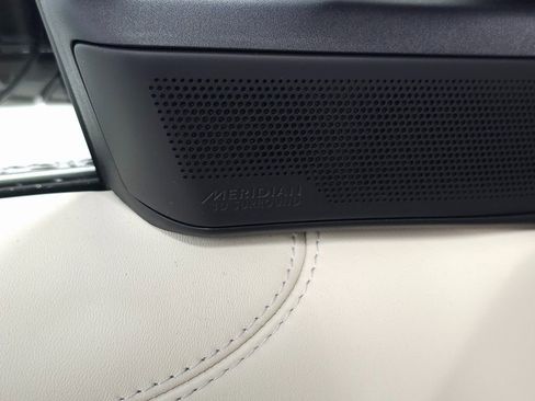 Used 2025 Land Rover Range Rover SE image 13