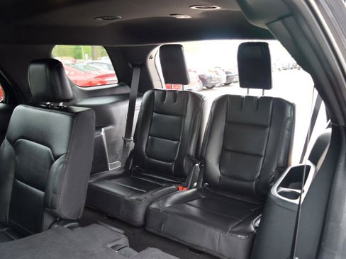 Used 2018 Ford Explorer XLT w/ Equipment Group 202A AWD/4WD image 39