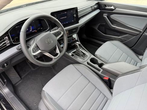 Used 2025 Volkswagen Jetta SE image 11