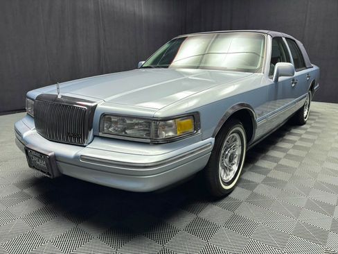 Used 1997 Lincoln Town Car Executive image 2
