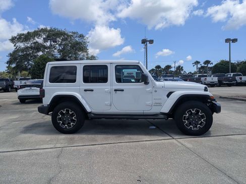 Used 2024 Jeep Wrangler Unlimited Sahara w/ Technology Group AWD/4WD image 2