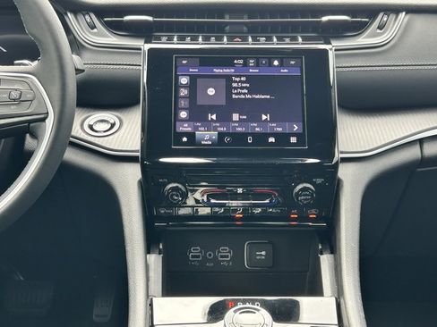 Used 2025 Jeep Grand Cherokee Laredo w/ MOPAR Finishing Package image 15