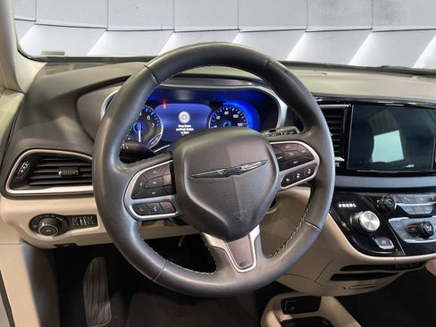 Used 2024 Chrysler Pacifica Touring-L FWD image 30