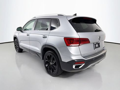 Used 2023 Volkswagen Taos SE w/ Panoramic Sunroof Package FWD image 5