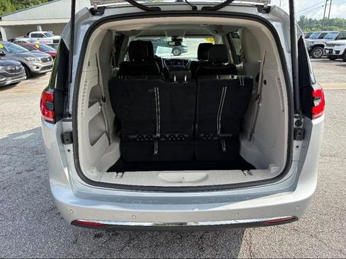 Used 2023 Chrysler Pacifica Touring-L image 23
