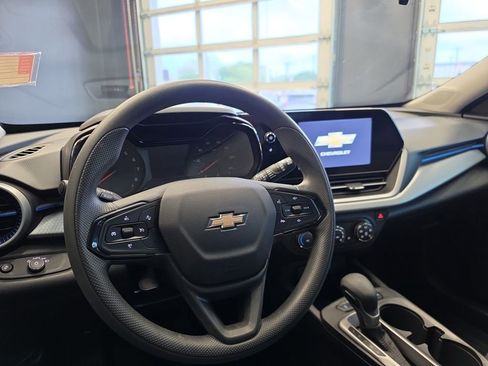 Used 2025 Chevrolet Trax LS w/ LS Convenience Package FWD image 17