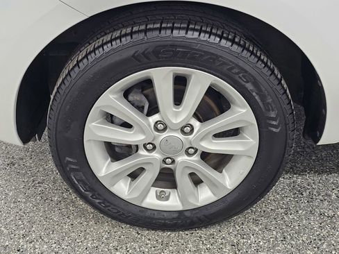 Used 2013 Kia Soul + FWD image 9