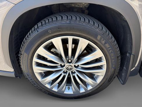 Used 2021 Toyota Highlander Platinum image 9