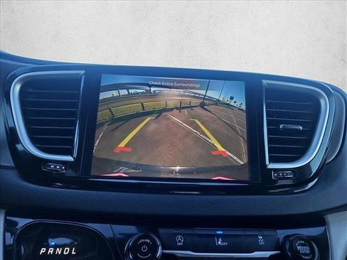 Used 2022 Chrysler Pacifica Touring-L image 13