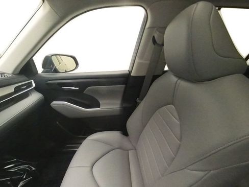 Certified 2024 Toyota Highlander XLE AWD/4WD image 32