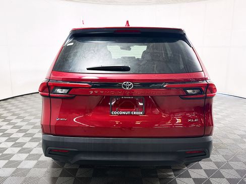 Certified 2024 Toyota Grand Highlander XLE FWD image 4