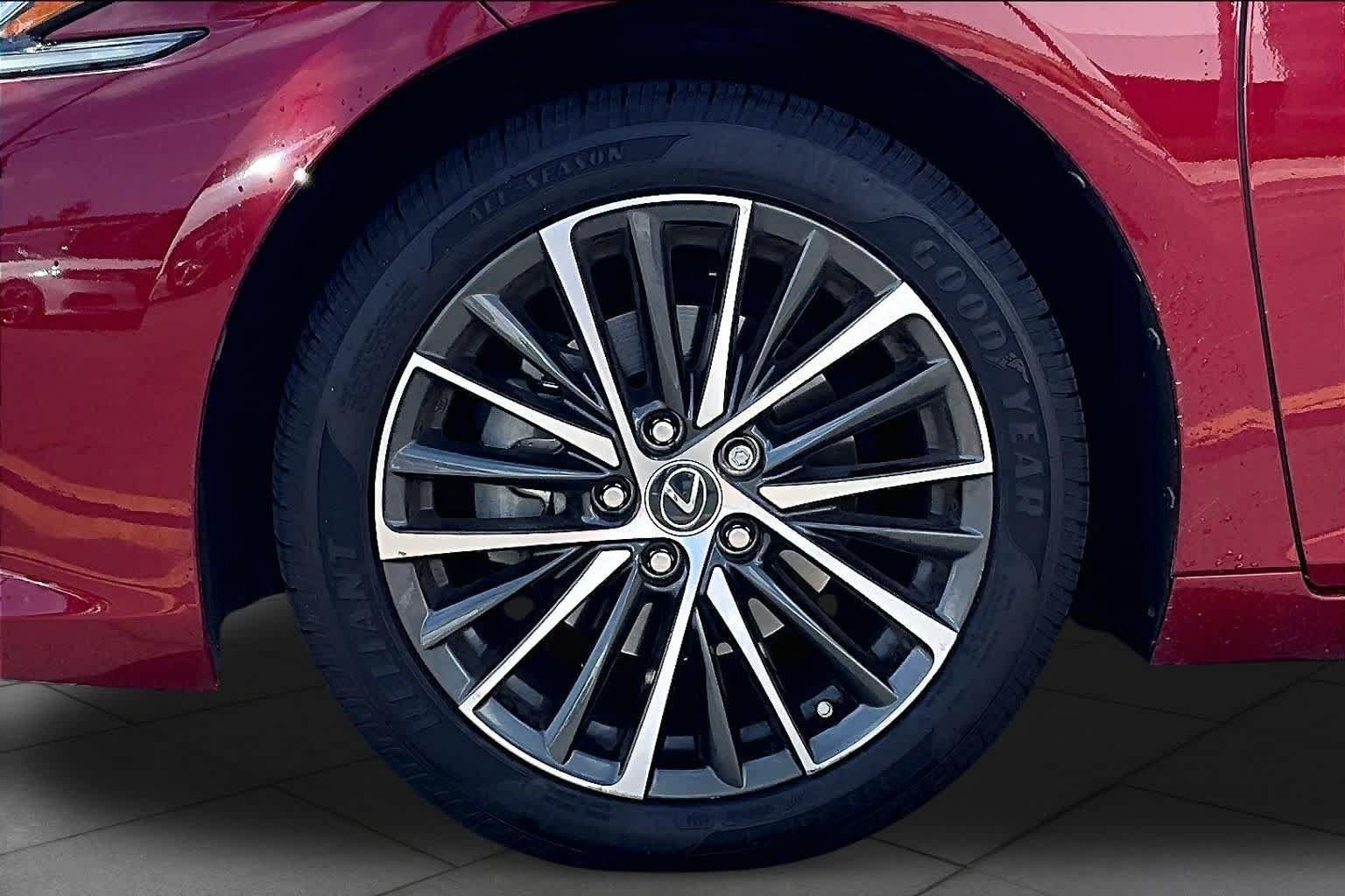 Used 2023 Lexus ES 300h w/ Premium Package FWD image 11