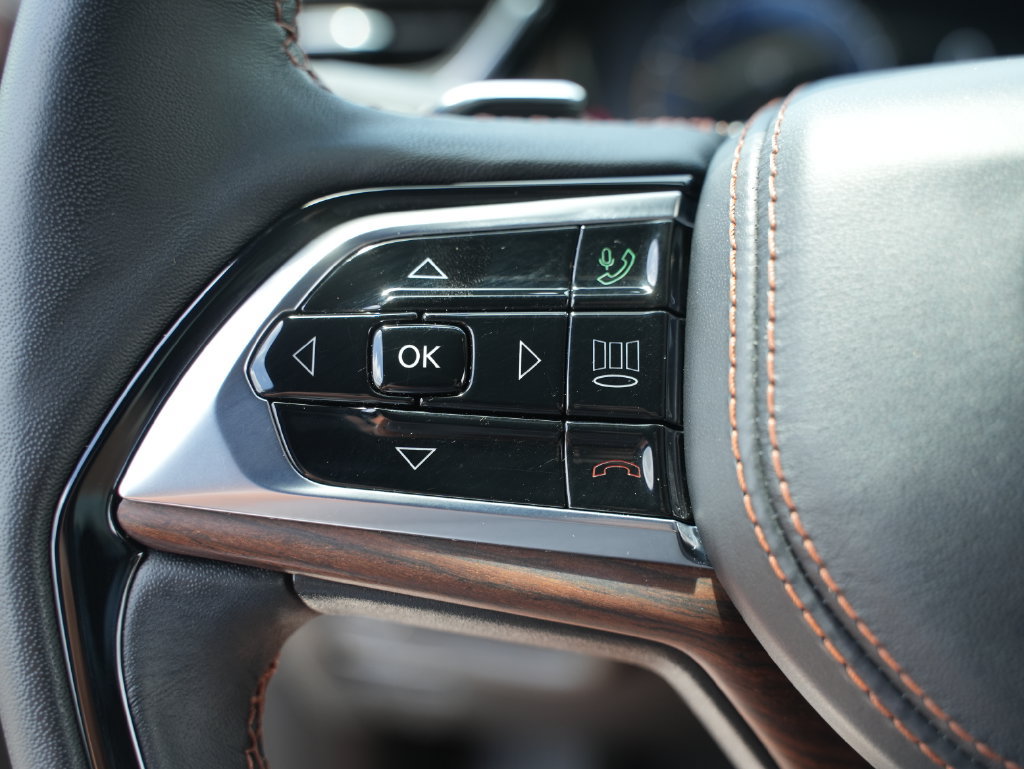 Used 2023 Jeep Grand Cherokee L Summit w/ Advanced Protech Group IV AWD/4WD image 38