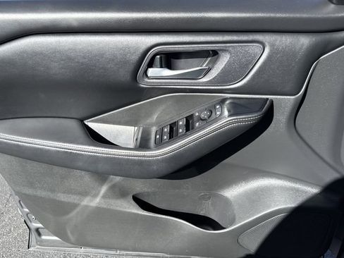 Used 2024 Nissan Rogue SV image 7