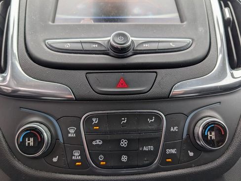 Used 2020 Chevrolet Equinox LT image 16