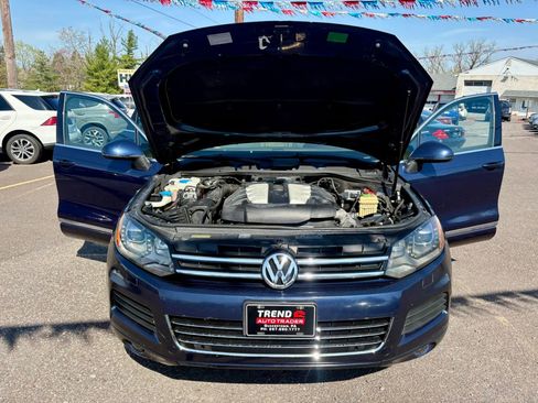 Used 2012 Volkswagen Touareg TDI image 9