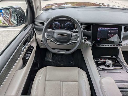 Used 2024 Jeep Wagoneer L Series II RWD image 16