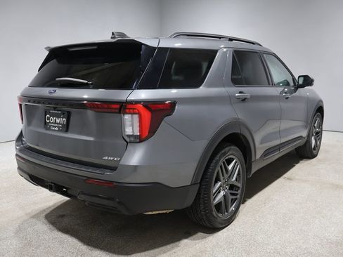 Used 2025 Ford Explorer ST-Line w/ ST-Line Street Pack image 2