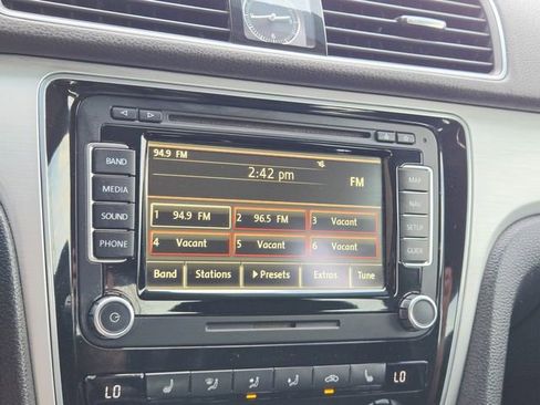 Used 2015 Volkswagen Passat 1.8T SEL Premium image 25