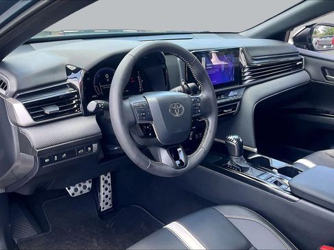 Used 2025 Toyota Camry SE w/ Convenience Package FWD image 16