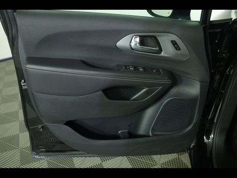 Used 2025 Chrysler Pacifica Select image 22