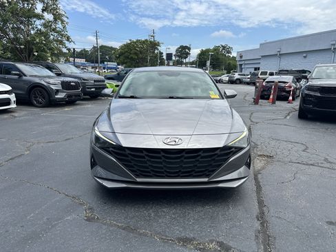 Used 2021 Hyundai Elantra SE FWD image 4
