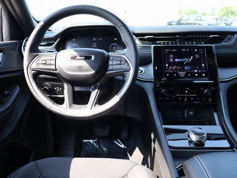 New 2025 Jeep Grand Cherokee Laredo X w/ Luxury Tech Group I image 19