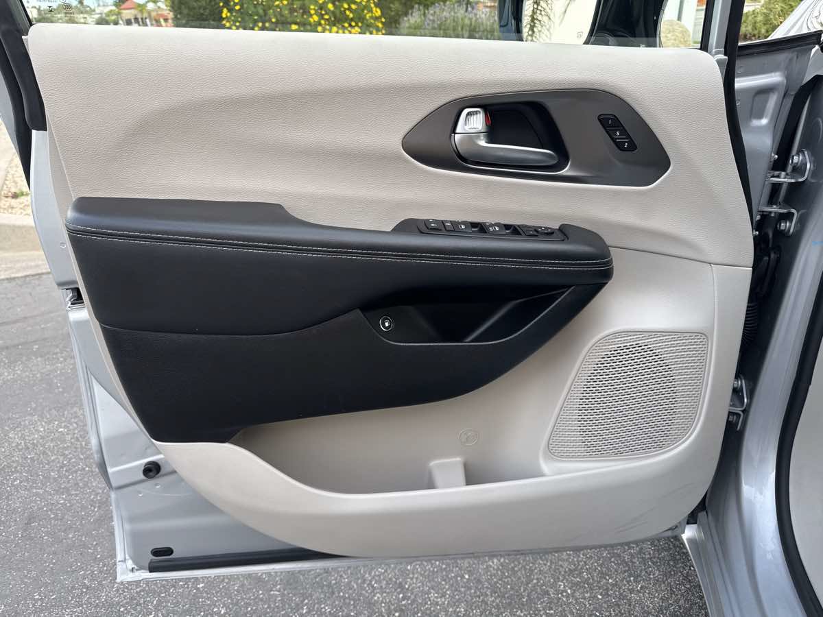 Used 2024 Chrysler Pacifica Limited FWD image 30