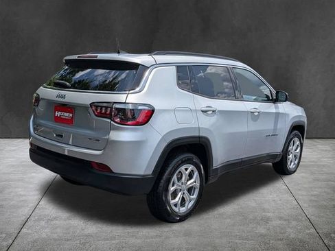 Used 2024 Jeep Compass Latitude AWD/4WD image 4
