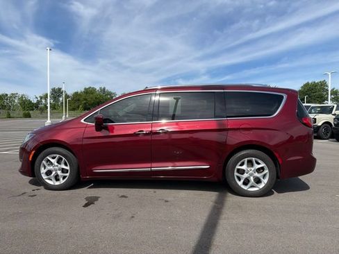 Used 2017 Chrysler Pacifica Touring-L Plus w/ Advanced Safetytec Group FWD image 13