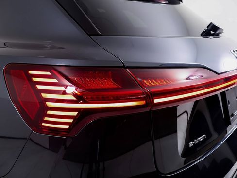 Used 2022 Audi e-tron Premium Plus image 10