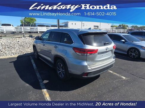 Used 2019 Toyota Highlander XLE AWD/4WD image 3