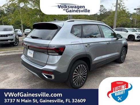 Used 2025 Volkswagen Taos SE FWD image 6