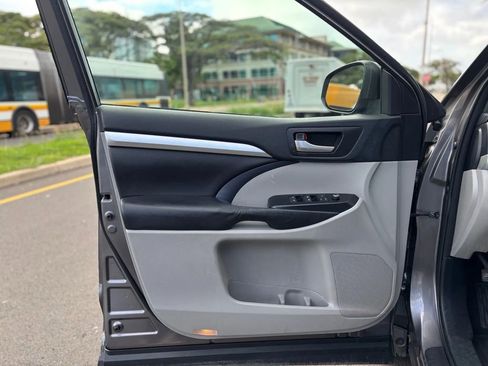 Used 2017 Toyota Highlander XLE image 15