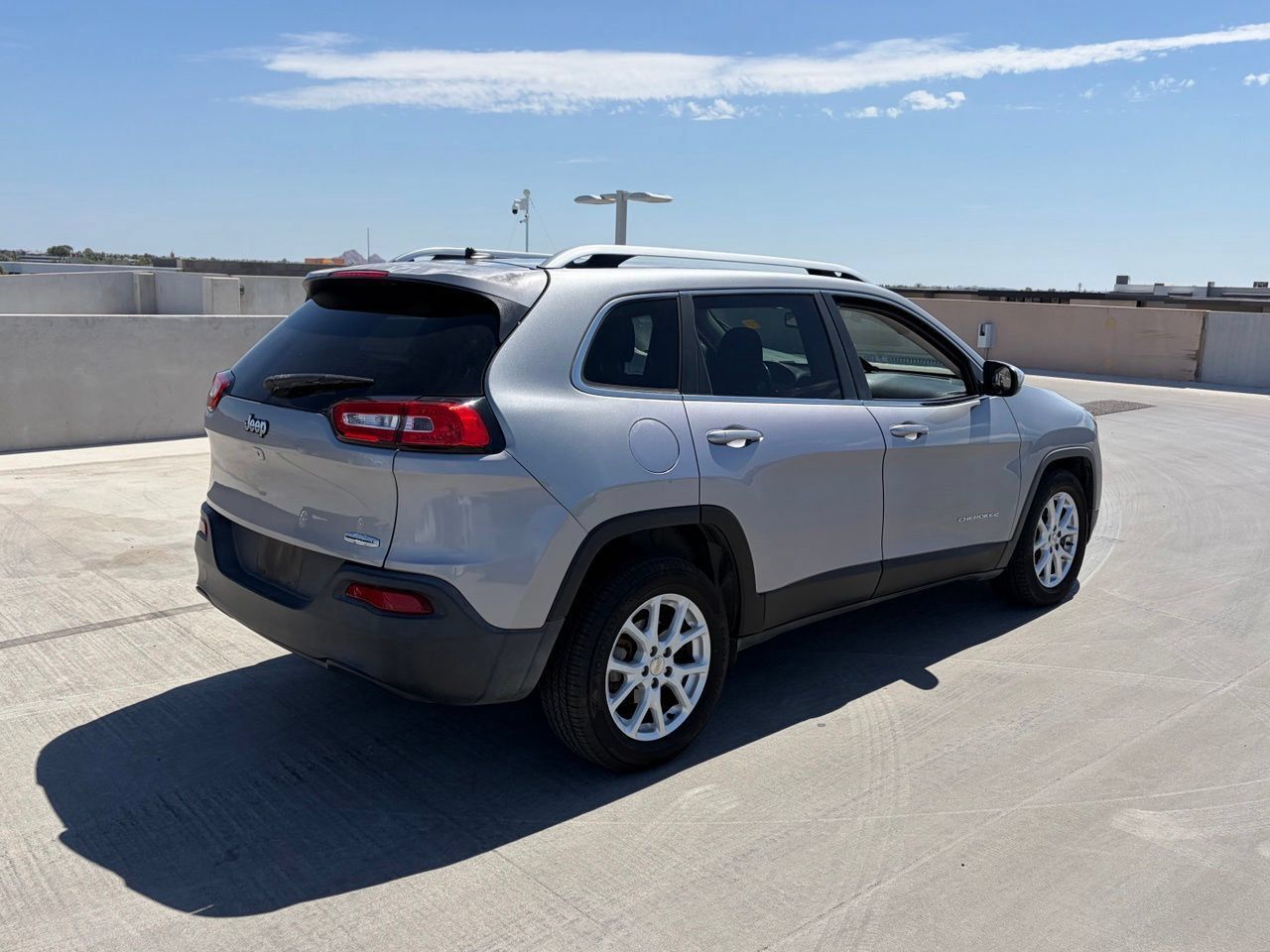 Used 2015 Jeep Cherokee Latitude FWD image 2