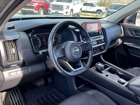 Used 2024 Nissan Pathfinder SV image 17