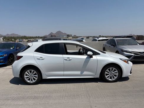 Used 2024 Toyota Corolla SE FWD image 3
