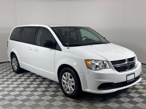 Used 2018 Dodge Grand Caravan SE w/ UConnect Hands-Free Group image 3